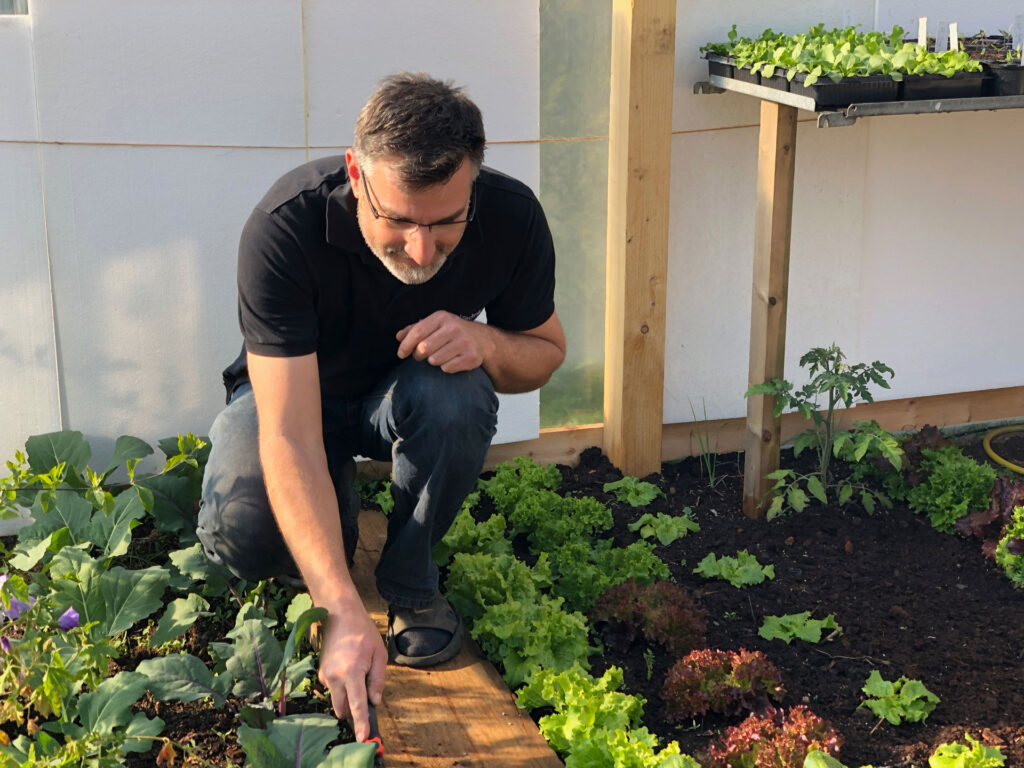 Klaus Wenzel in seinem eigenen Garten