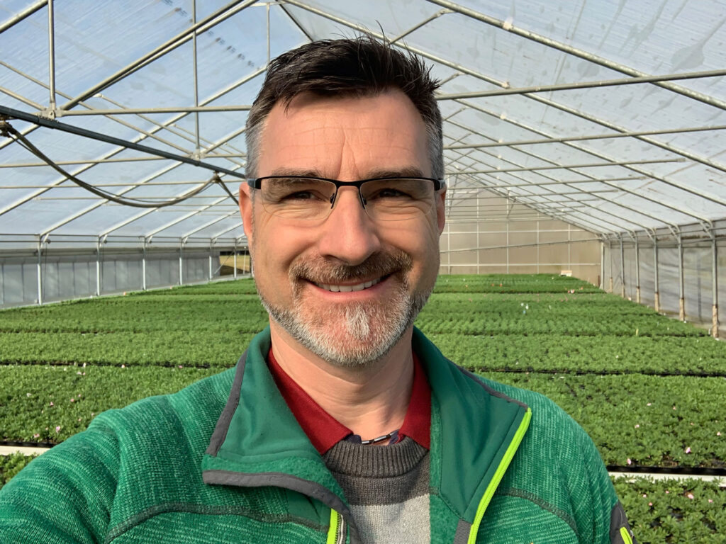 Klaus Wenzel in Nahaufnahme in einem Gartenhaus